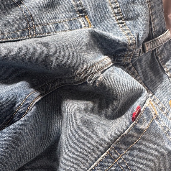 Classic Blue Levi’s Denim Jeans with Faded Look - Picture 2 of 4
